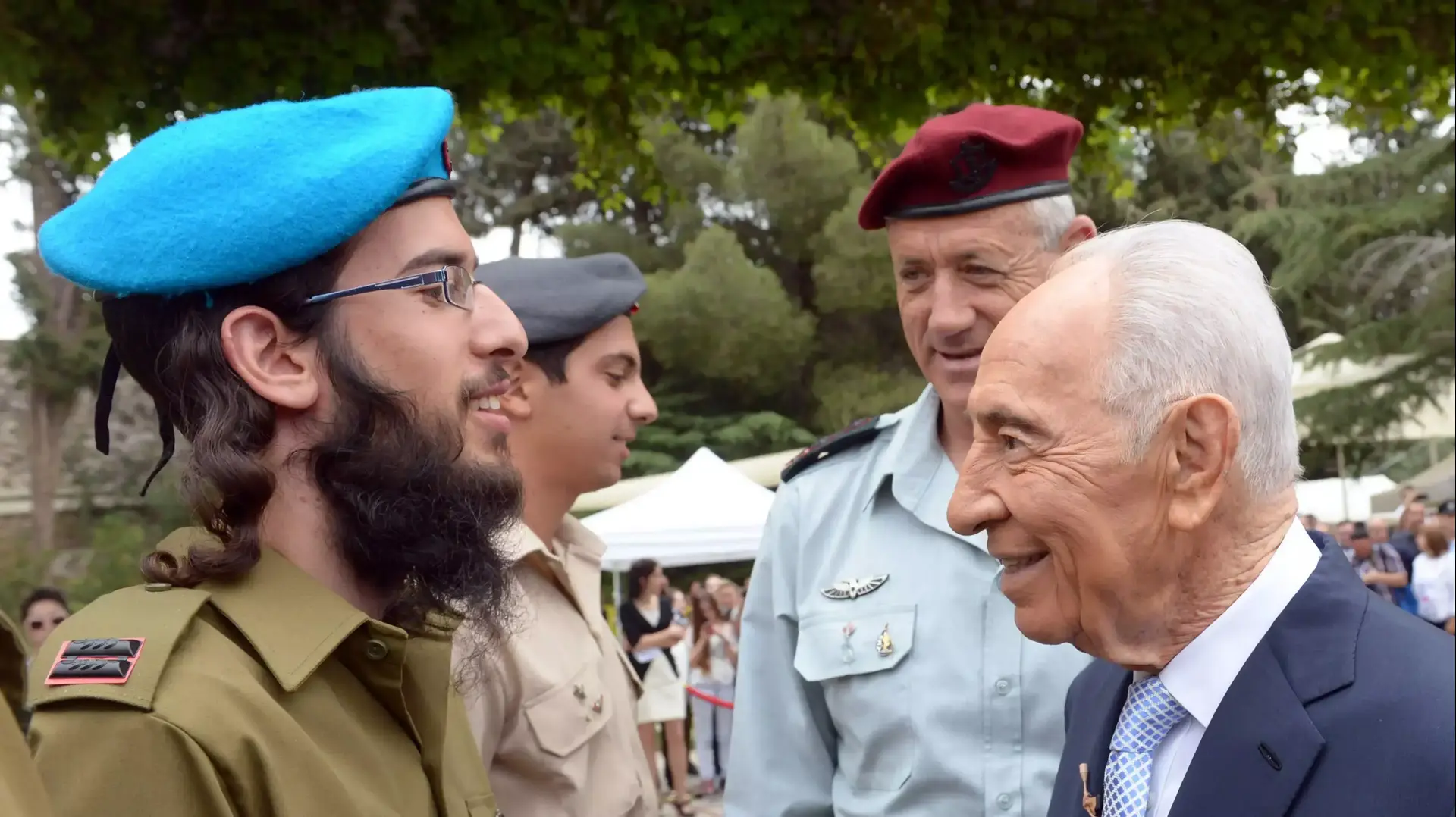 נשיא המדינה סוקר את שורות החיילים המצטיינים ביום העצמאות נשיא המדינה סוקר את שורות החיילים המצטיינים ביום העצמאות