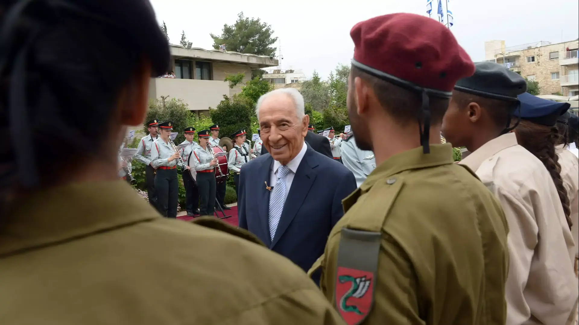 נשיא המדינה סוקר את שורות החיילים המצטיינים ביום העצמאות