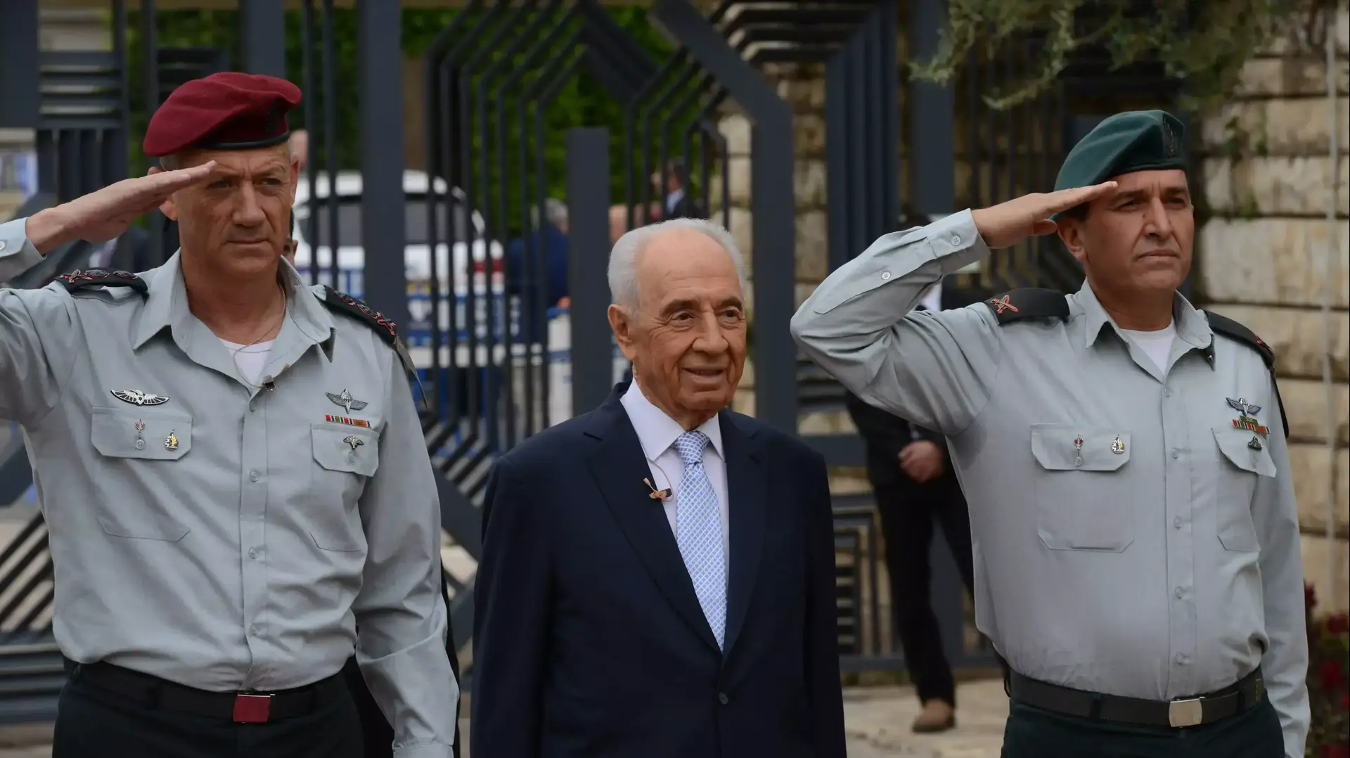נשיא המדינה סוקר את שורות החיילים המצטיינים ביום העצמאות נשיא המדינה סוקר את שורות החיילים המצטיינים ביום העצמאות