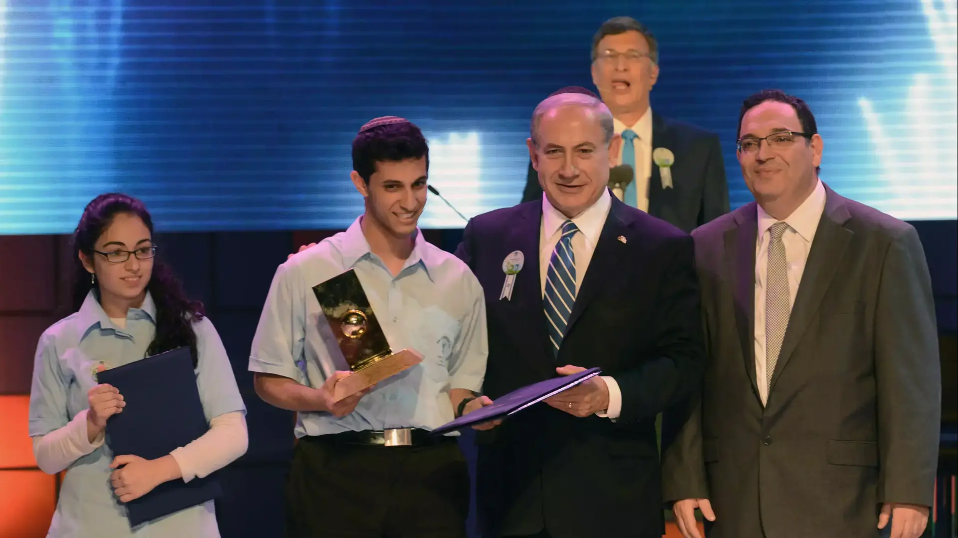 ראש הממשלה בנימין נתניהו עם זוכה חידון התנ"ך, איתן עמוס מקנדה, יום העצמאות תשע"ד