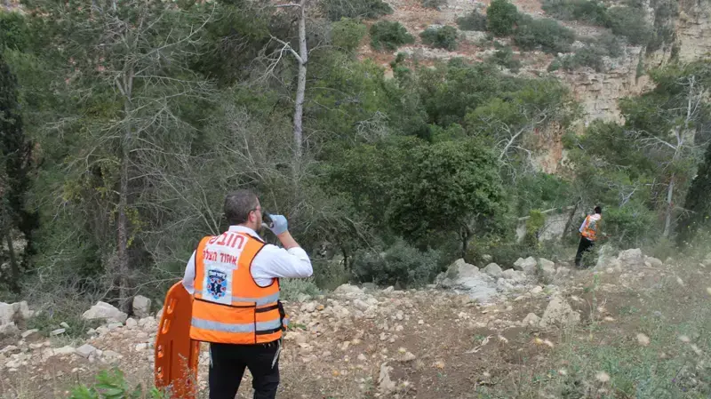 עץ קרס על משפחה שטיילה בוואדי נחל הגיבורים בחיפה, 6 במאי 2014 עץ קרס על משפחה שטיילה בוואדי נחל הגיבורים בחיפה, 6 במאי 2014
