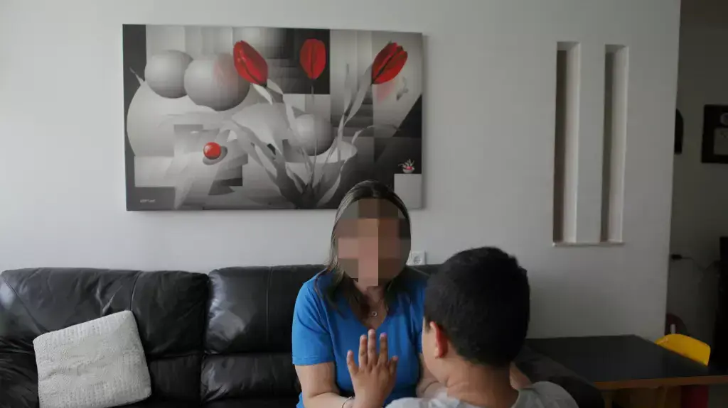 אמא ובנה האוטיסט שסולק מבית ספר כי בכה בצפירה, מאי 2015 אמא ובנה האוטיסט שסולק מבית ספר כי בכה בצפירה, מאי 2015
