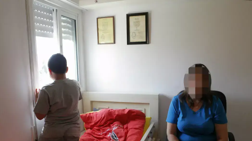אמא ובנה האוטיסט שסולק מבית ספר כי בכה בצפירה, מאי 2015 אמא ובנה האוטיסט שסולק מבית ספר כי בכה בצפירה, מאי 2015