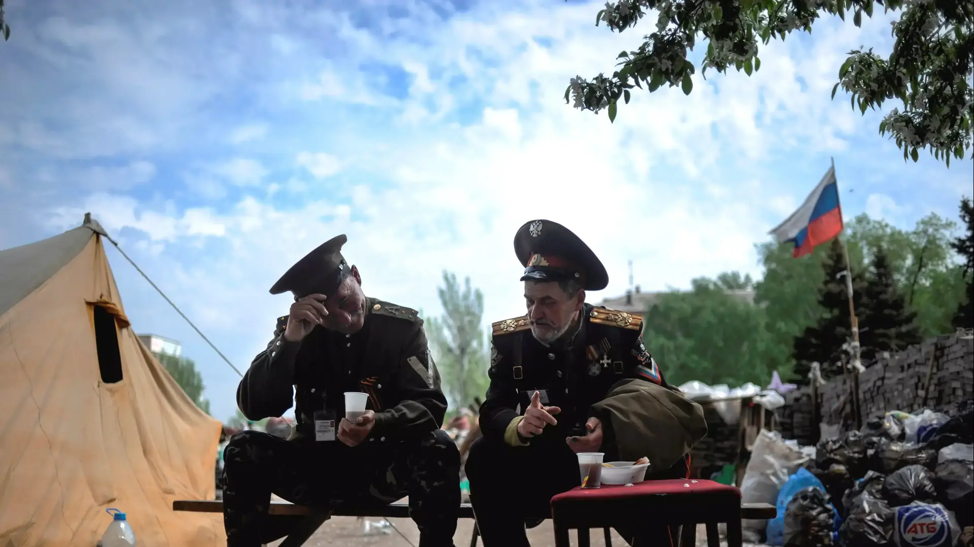 קוזאקים רוסים אוכלים ארוחת צהריים מחוץ לבסיס דונייצק  אוקראינה, מאי 2014