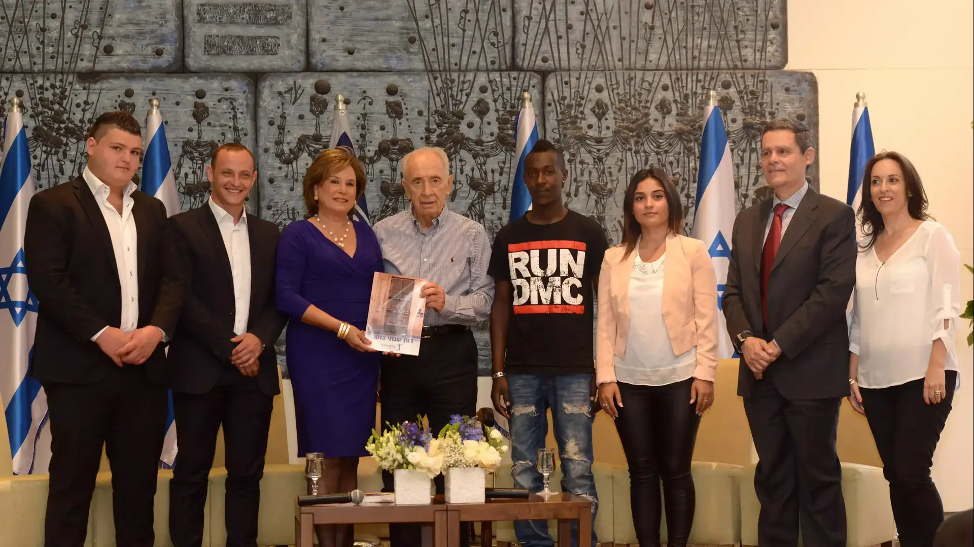 נשיא המדינה שמעון פרס מקבל היום את דו"ח עמותת עלם לשנת 2013 ונפגש עם בני נוער במצוקה שהצליחו להשתקם מהתמכרות לסמים, הימורים כבדים ואלימות קשה, מאי 2014