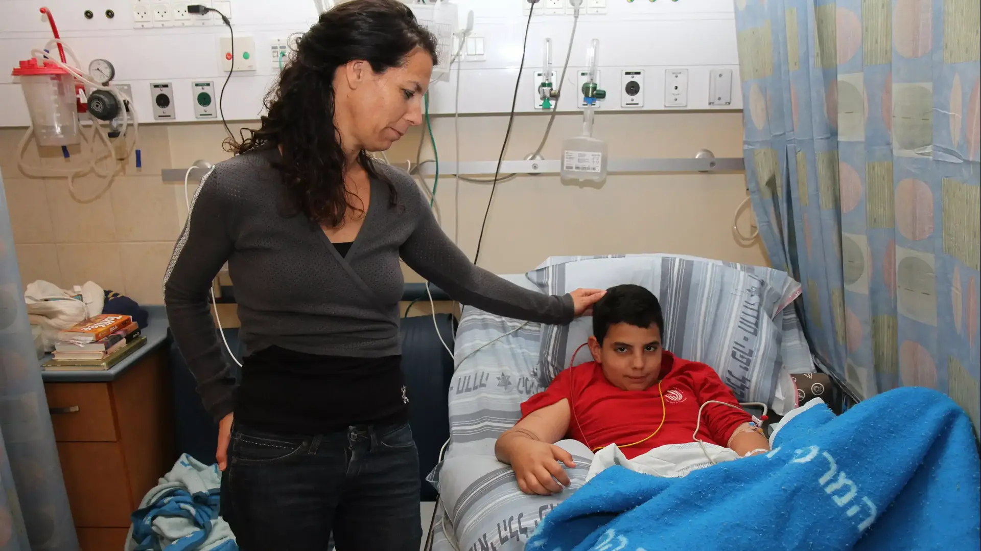 מאורי רצון שהוכש על ידי נחש צפע בקיבוץ גבעת חיים עם אמו קרן. מאי 2014 מאורי רצון שהוכש על ידי נחש צפע בקיבוץ גבעת חיים עם אמו קרן. מאי 2014