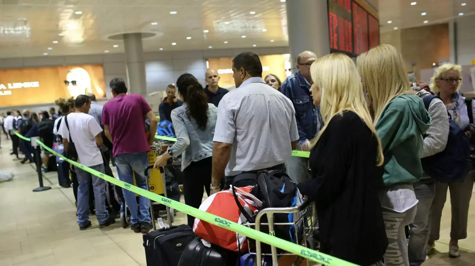 טייסים מאל על לא הגיעו לטיסות, הנוסעים ממתינים בנתב"ג. מאי 2014