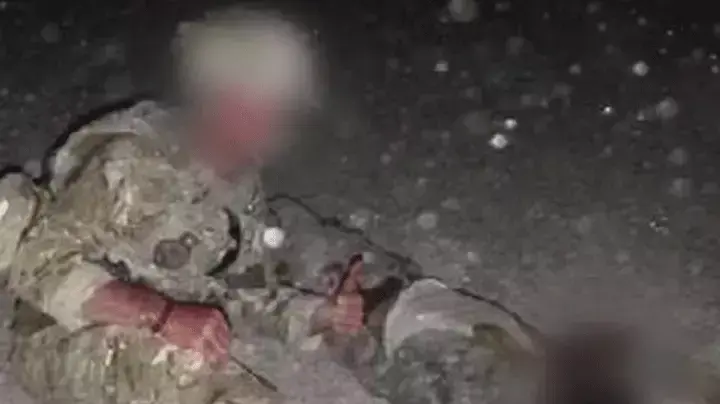 חייל בריטי לצד גופה של לוחם טליבאן אחרי מתקפה על בסיס בריטי באפגניסטן. ספטמבר 2012 חייל בריטי לצד גופה של לוחם טליבאן אחרי מתקפה על בסיס בריטי באפגניסטן. ספטמבר 2012