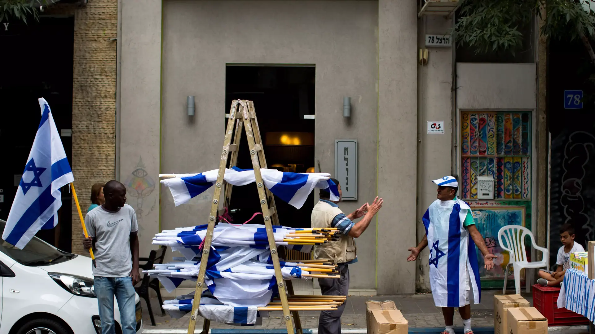 ויכוח בדוכן למכירת דגלי ישראל - תל אביב, ערב יום העצמאות, מאי 2014 ויכוח בדוכן למכירת דגלי ישראל - תל אביב, ערב יום העצמאות, מאי 2014