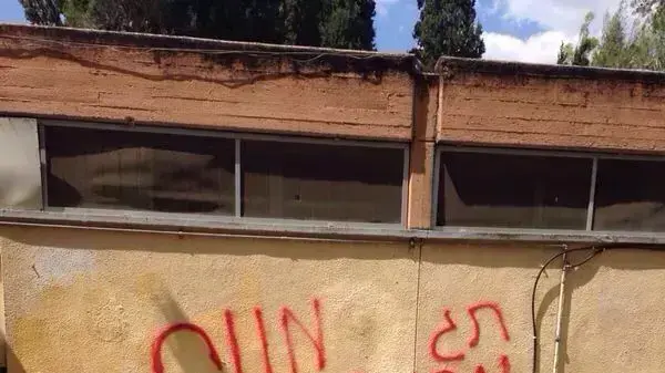 כתובת "תג מחיר" ו"מוות לערבים" התגלו על קיר מאפייה של ערבים בעפולה, 10 במאי 2014 כתובת "תג מחיר" ו"מוות לערבים" התגלו על קיר מאפייה של ערבים בעפולה, 10 במאי 2014