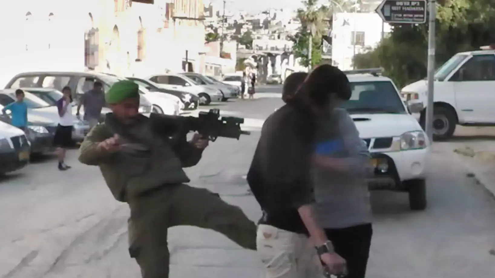 דוד הנחלאווי דוד אדמוב - מתעמת עם צעירים פלסטינים בחברון אפריל 2014 דוד הנחלאווי דוד אדמוב - מתעמת עם צעירים פלסטינים בחברון אפריל 2014