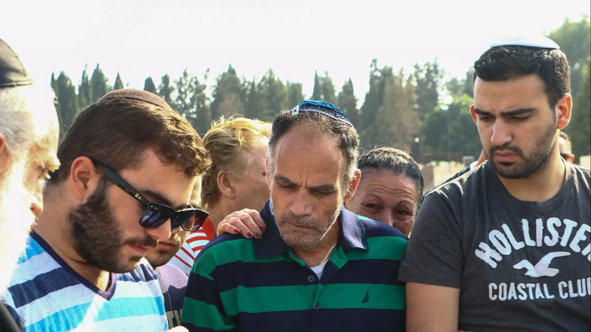 משפחתה של שלי דדון עולה לקברה בתום השבעה, מאי 2014