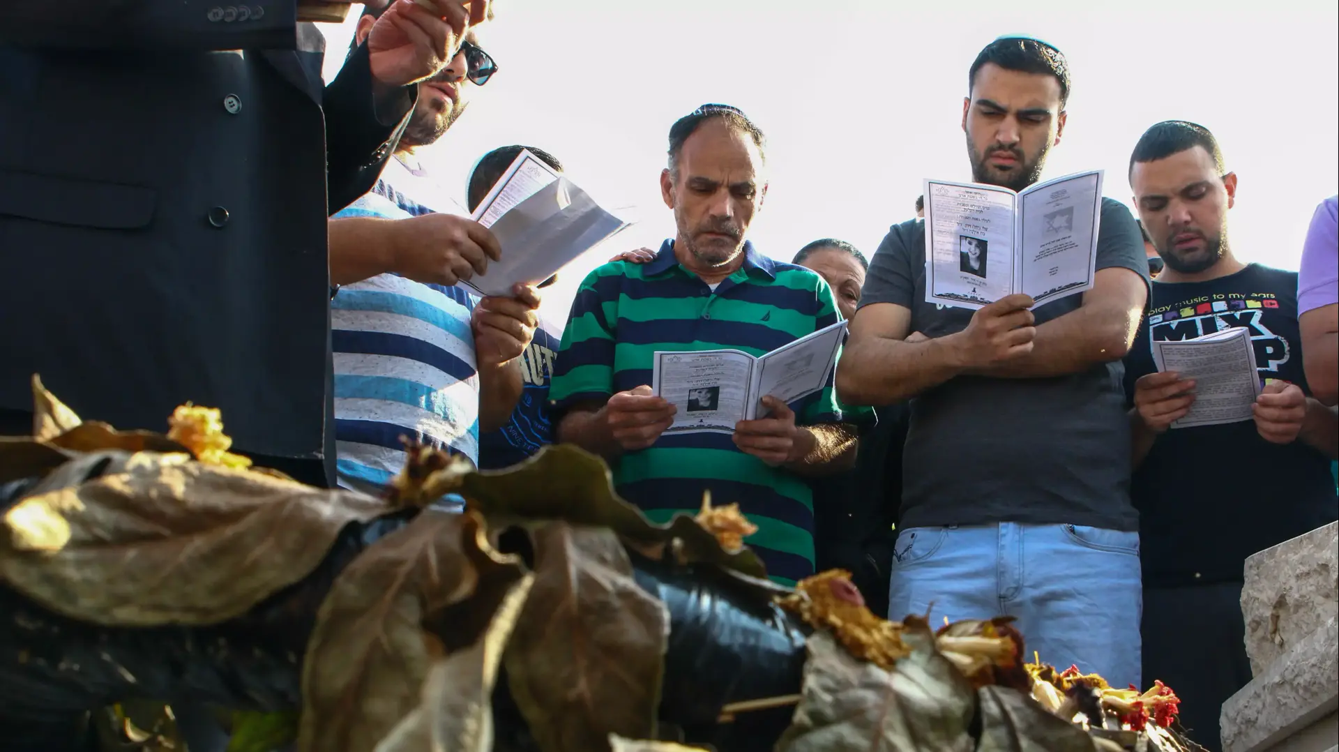 משפחתה של שלי דדון עולה לקברה בתום השבעה, מאי 2014 משפחתה של שלי דדון עולה לקברה בתום השבעה, מאי 2014