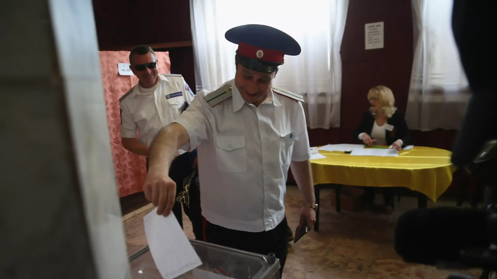 קלפי בכפר סלביאנסק במשאל העם על גורל עצמאות מזרח אוקראינה, 11 במאי 2014 קלפי בכפר סלביאנסק במשאל העם על גורל עצמאות מזרח אוקראינה, 11 במאי 2014