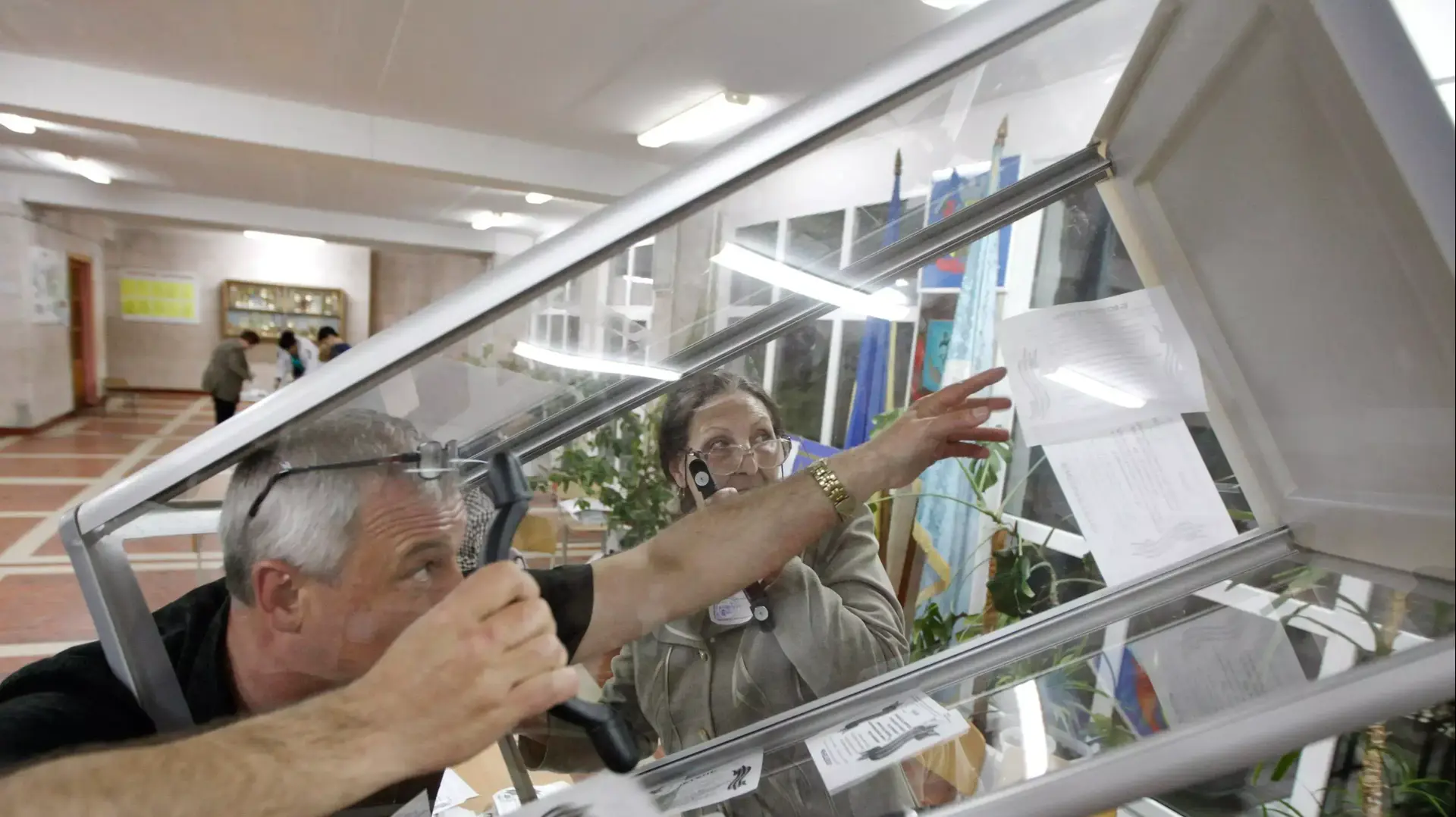 ספירת קולות של משאל העם בלוהנסק שבמזרח אוקראינה. 11 במאי 2014 ספירת קולות של משאל העם בלוהנסק שבמזרח אוקראינה. 11 במאי 2014