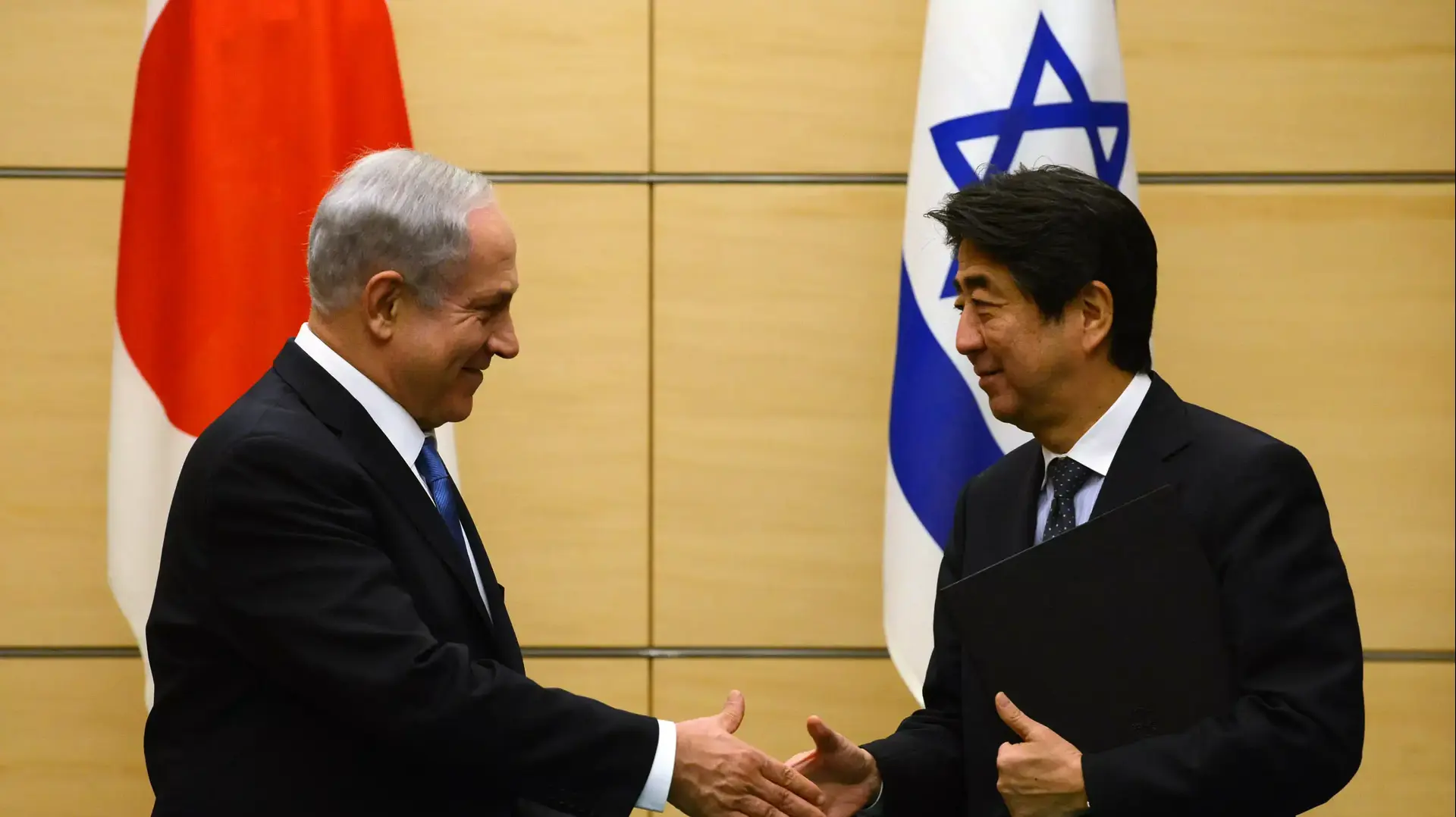 ראש הממשלה בנימין נתניהו נפגש עם ראש ממשלת יפן שינזו אבה, במשרד ראש הממשלה בטוקיו, יפן, מאי 2014