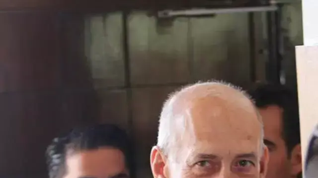 אהוד אולמרט ביציאה מהאולם לאחר הקראת גזר הדין בבית המשפט המחוזי בתל אביב, מאי 2014 אהוד אולמרט ביציאה מהאולם לאחר הקראת גזר הדין בבית המשפט המחוזי בתל אביב, מאי 2014