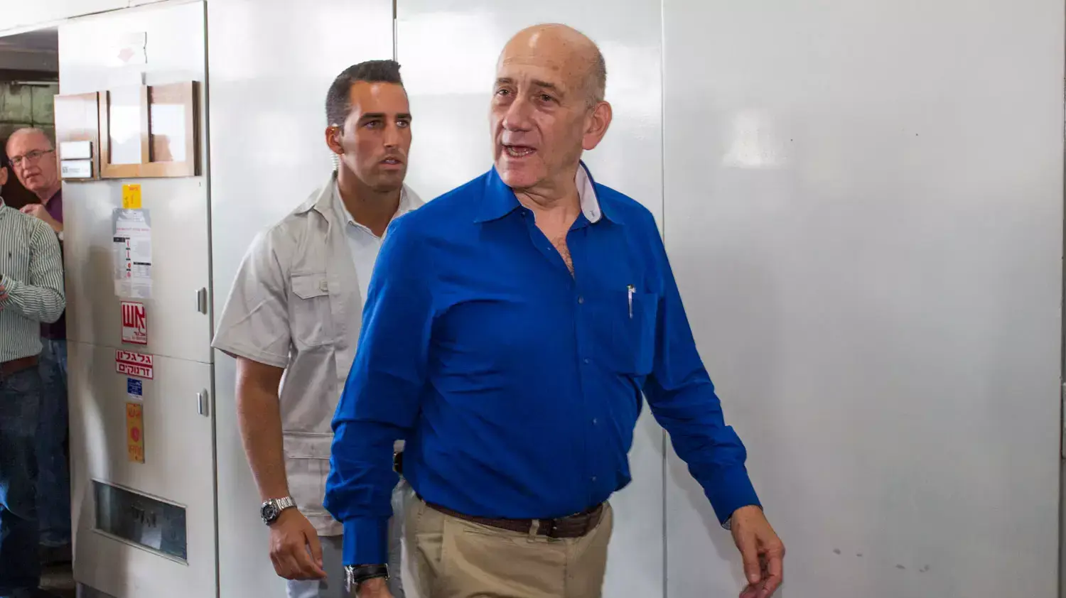 אהוד אולמרט ביציאה מהאולם בגזר דינו בפרשת הולילנד, בית המשפט המחוזי תל אביב, מאי 2014 אהוד אולמרט ביציאה מהאולם בגזר דינו בפרשת הולילנד, בית המשפט המחוזי תל אביב, מאי 2014