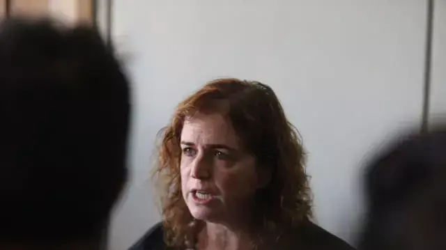 התובעת הראשית עו"ד ליאת בן ארי בפרשת הולילנד, בהקראת גזר הדין בבית המשפט המחוזי תל אביב, מאי 2014 התובעת הראשית עו"ד ליאת בן ארי בפרשת הולילנד, בהקראת גזר הדין בבית המשפט המחוזי תל אביב, מאי 2014