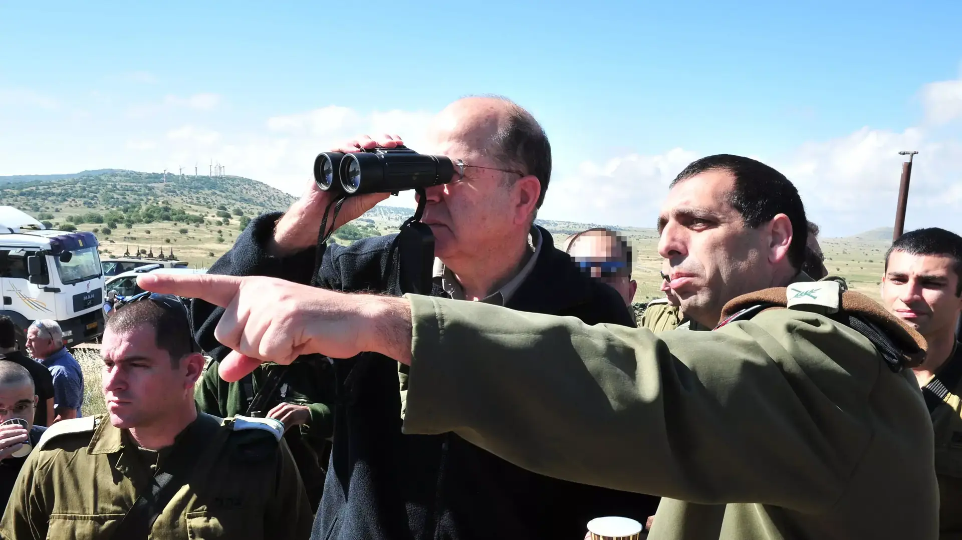 שר הביטחון, משה (בוגי) יעלון, בביקורו בפיקוד צפון באוגדת הבשן, מאי 2014 שר הביטחון, משה (בוגי) יעלון, בביקורו בפיקוד צפון באוגדת הבשן, מאי 2014