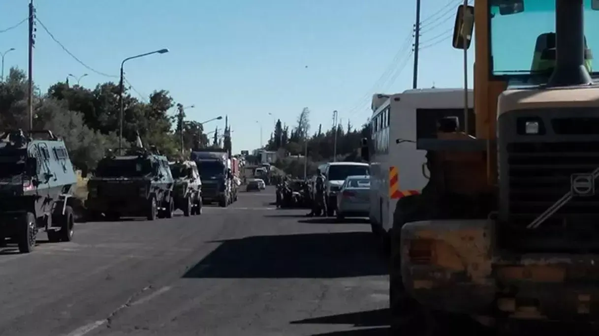 שיירת הכוחות של מג"ב ומנהל אזרחי מירושלים לכיוון מעלה רחבעם, בדרכם להרוס 8 מבנים ביישוב. מאי 2014 שיירת הכוחות של מג"ב ומנהל אזרחי מירושלים לכיוון מעלה רחבעם, בדרכם להרוס 8 מבנים ביישוב. מאי 2014