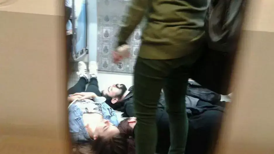 צעירים מוחים נגד הממשלה הטורקית ומתחזים לכורים מתים ברכבת התחתית של איסטנבול 14 במאי 2014 צעירים מוחים נגד הממשלה הטורקית ומתחזים לכורים מתים ברכבת התחתית של איסטנבול 14 במאי 2014