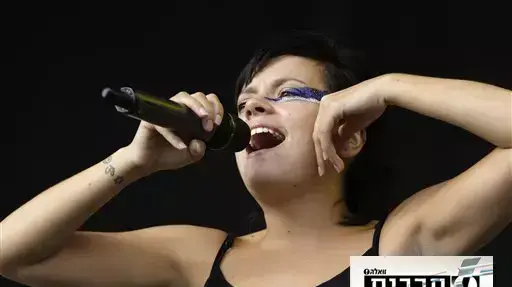 לילי אלן מופיעה ב- V Festival בבריטניה