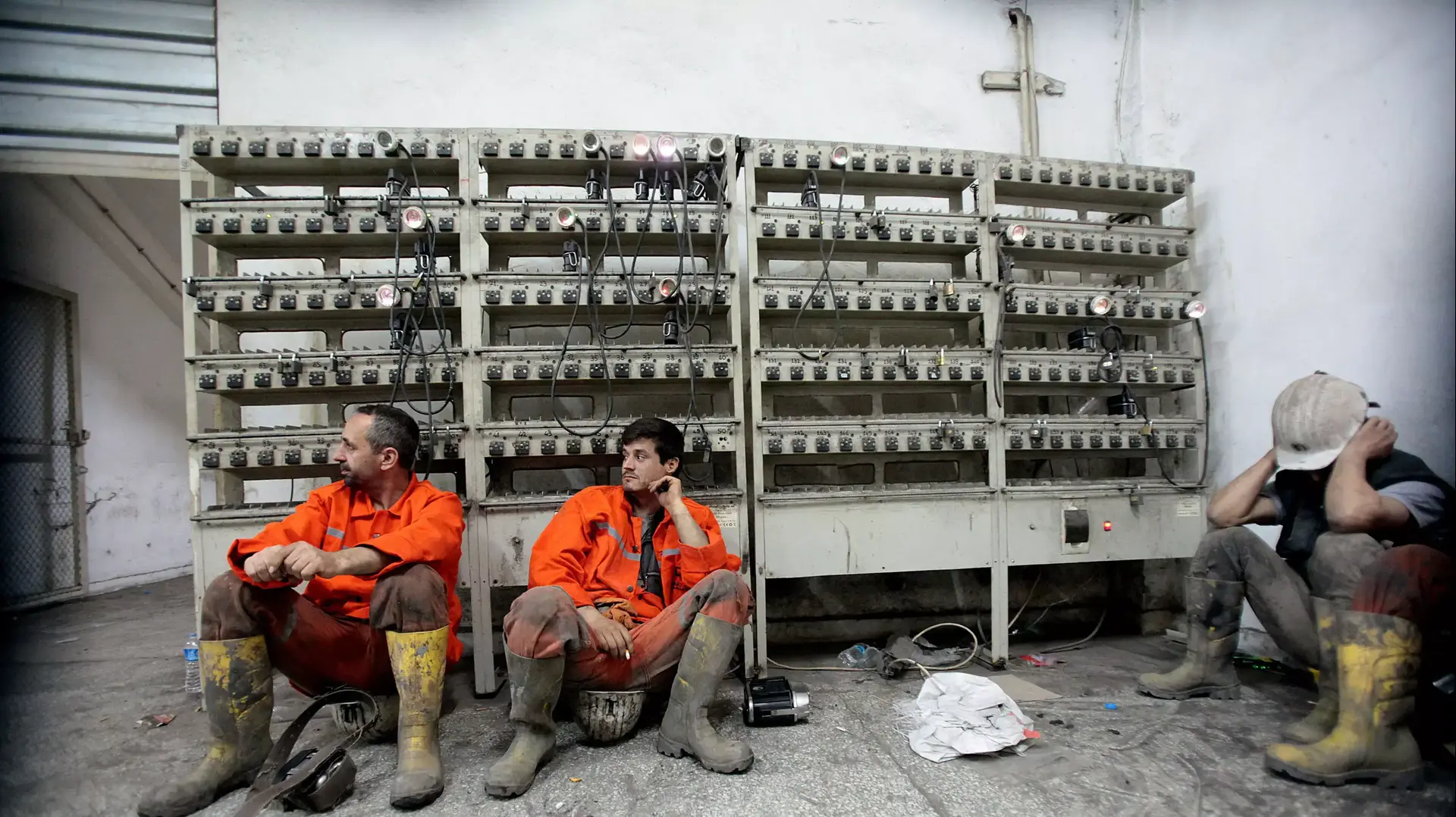 כורים ממתינים למידע על חבריהם שנלכדו במכרה הפחם  סומה, טורקיה, 15-14 במאי 2014
