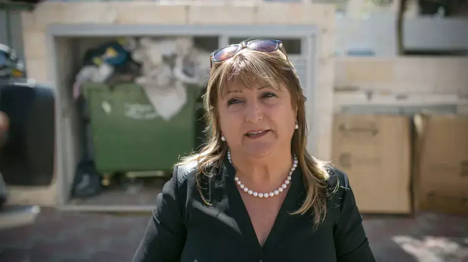 שולה זקן מגיעה לביתה בירושלים לאחר מתן גזר הדין בתיק הולילנד. מאי 2014 שולה זקן מגיעה לביתה בירושלים לאחר מתן גזר הדין בתיק הולילנד. מאי 2014