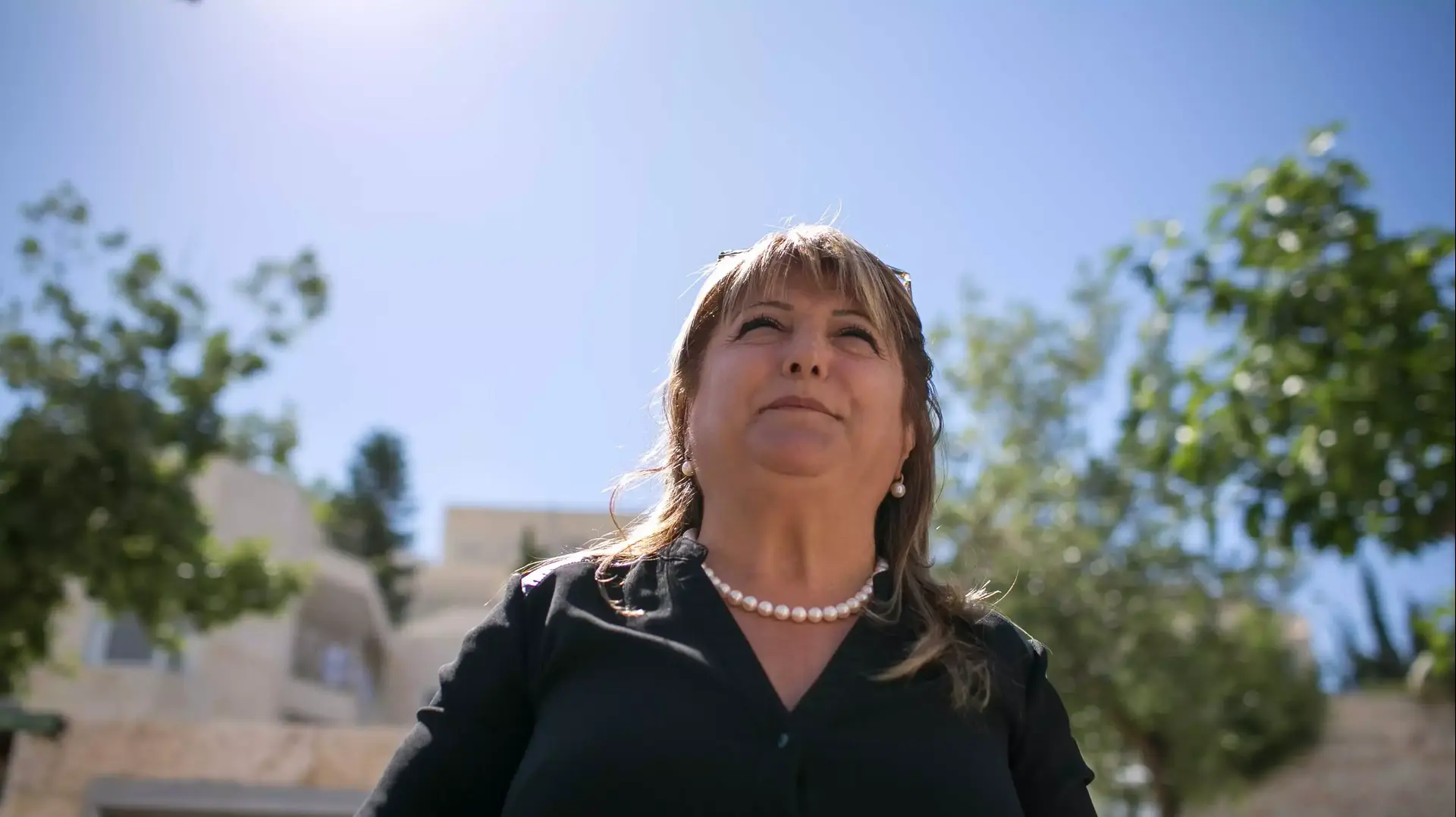 שולה זקן מגיעה לביתה בירושלים לאחר מתן גזר הדין בתיק הולילנד. מאי 2014 שולה זקן מגיעה לביתה בירושלים לאחר מתן גזר הדין בתיק הולילנד. מאי 2014