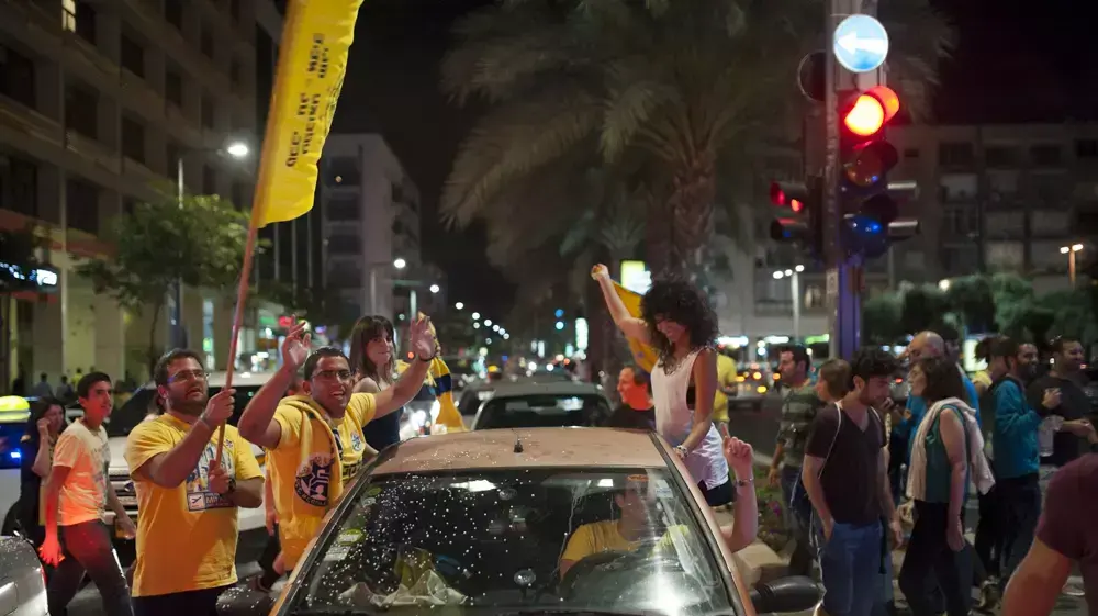 אוהדי מכבי תל אביב חוגגים בכיכר רבין לאחר הזכייה באליפות אירופה, מאי 2014 אוהדי מכבי תל אביב חוגגים בכיכר רבין לאחר הזכייה באליפות אירופה, מאי 2014