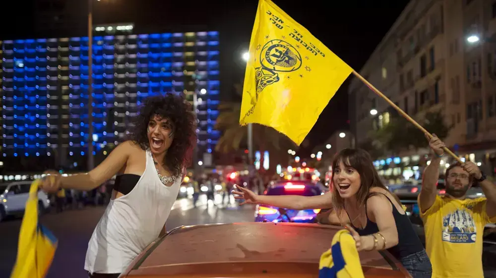 אוהדי מכבי תל אביב חוגגים בכיכר רבין לאחר הזכייה באליפות אירופה, מאי 2014 אוהדי מכבי תל אביב חוגגים בכיכר רבין לאחר הזכייה באליפות אירופה, מאי 2014