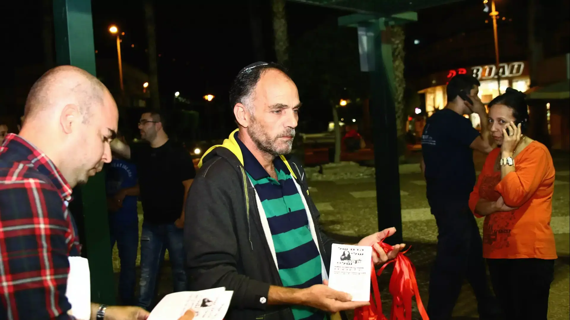 משפחתה של שלי דדון מחלקת סרטים אדומים בעפולה. מאי 2014 משפחתה של שלי דדון מחלקת סרטים אדומים בעפולה. מאי 2014