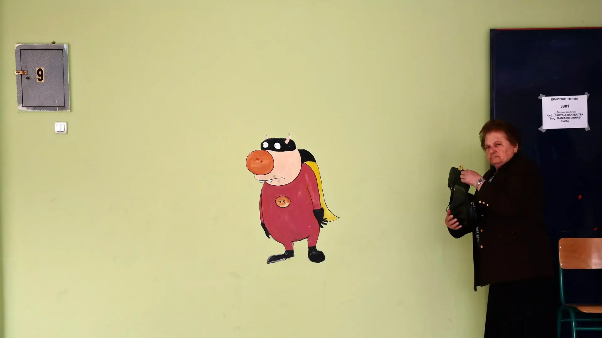 אישה מצביעה בקלפי באתונה בבחירות לרשויות המקומיות. מאי 2014