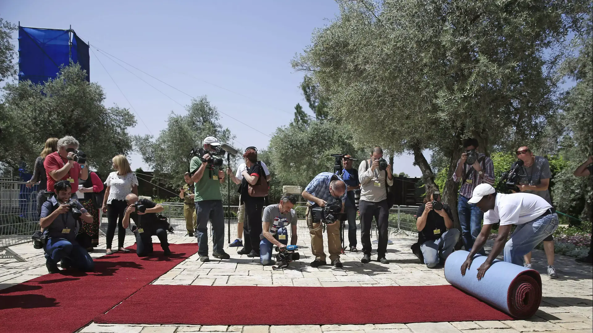 הכנות בבית הנשיא לביקור האפיפיור מאי 2014 הכנות בבית הנשיא לביקור האפיפיור מאי 2014