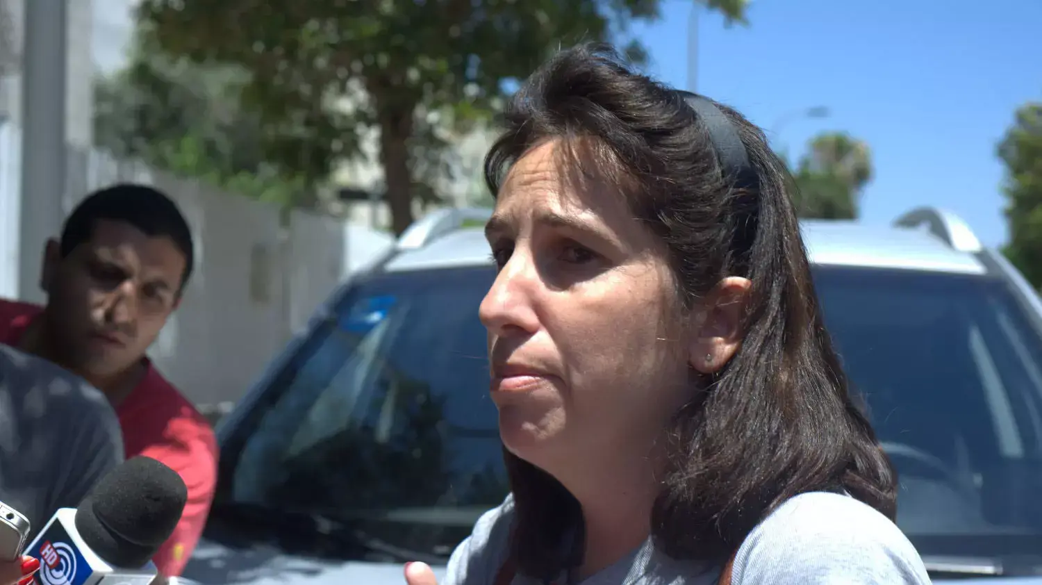 גרוסיה פורת, קרובת משפחה של עמנואל ומירה ריוה שנהרגו בפיגוע הירי בבריסל, מחוץ לביתם בתל אביב, מאי 2014
