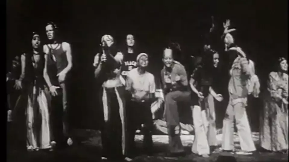 המחזמר שיער, 1970. ראשונה מצד שמאל: מרגלית צנעני. שני משמאל: כריס ג'אגר, אח של מיק ג'אגר המחזמר שיער, 1970. ראשונה מצד שמאל: מרגלית צנעני. שני משמאל: כריס ג'אגר, אח של מיק ג'אגר