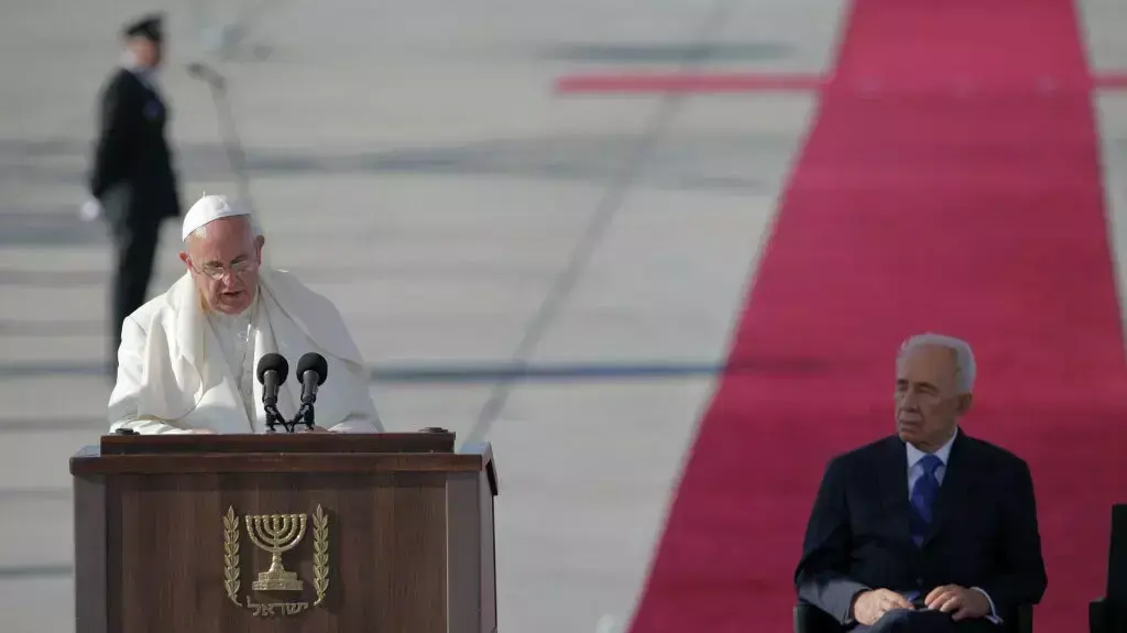 רה"מ בנימין נתניהו יחד עם האפיפיור פרנציסקוס ונשיא המדינה שמעון פרס. מאי 2014 רה"מ בנימין נתניהו יחד עם האפיפיור פרנציסקוס ונשיא המדינה שמעון פרס. מאי 2014