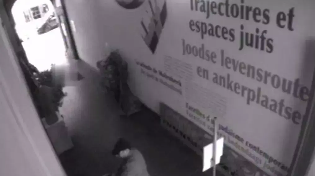 תצלום אבטחה של החשוד בירי בפתח המוזיאון היהודי בריסל, בלגיה, 24 במאי 2014 תצלום אבטחה של החשוד בירי בפתח המוזיאון היהודי בריסל, בלגיה, 24 במאי 2014