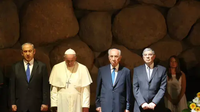 האפיפיור פרנציסקוס באוהל יזכור, יד ושם. מאי 2014 האפיפיור פרנציסקוס באוהל יזכור, יד ושם. מאי 2014