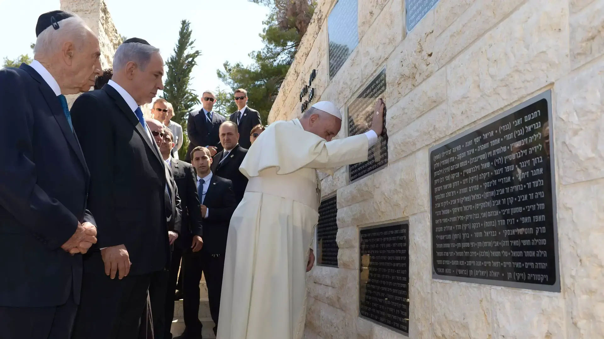 ראש הממשלה בנימין נתניהו ונשיא המדינה שמעון פרס מלווים את האפיפיור לאנדרטת הזיכרון לנפגעי פעולות איבה בהר הרצל. מאי 2014 ראש הממשלה בנימין נתניהו ונשיא המדינה שמעון פרס מלווים את האפיפיור לאנדרטת הזיכרון לנפגעי פעולות איבה בהר הרצל. מאי 2014