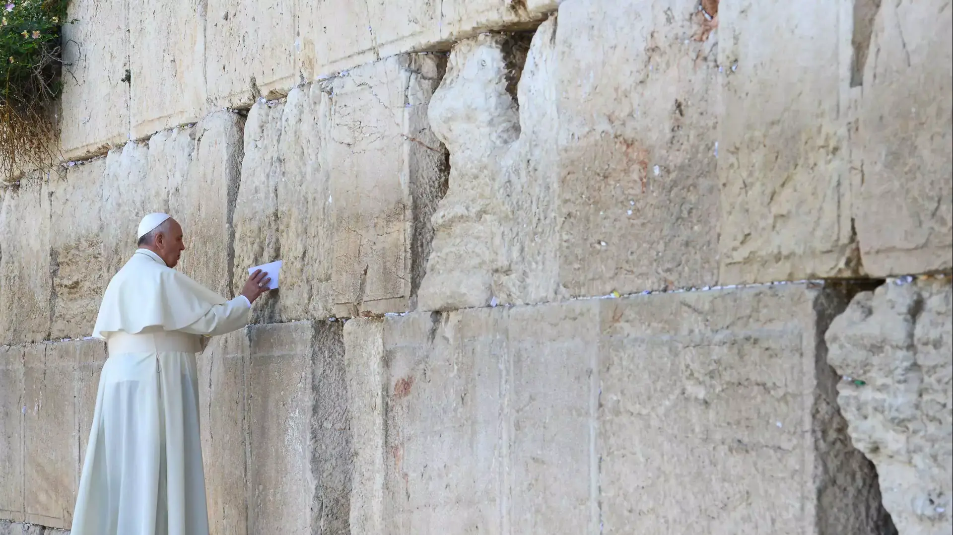 האפיפיור פרנציסקוס טמן פתק בכותל. מאי 2014 האפיפיור פרנציסקוס טמן פתק בכותל. מאי 2014