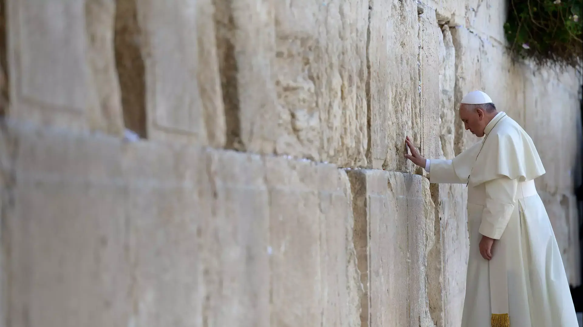 האפיפיור פרנציסקוס טמן פתק בכותל. מאי 2014 האפיפיור פרנציסקוס טמן פתק בכותל. מאי 2014