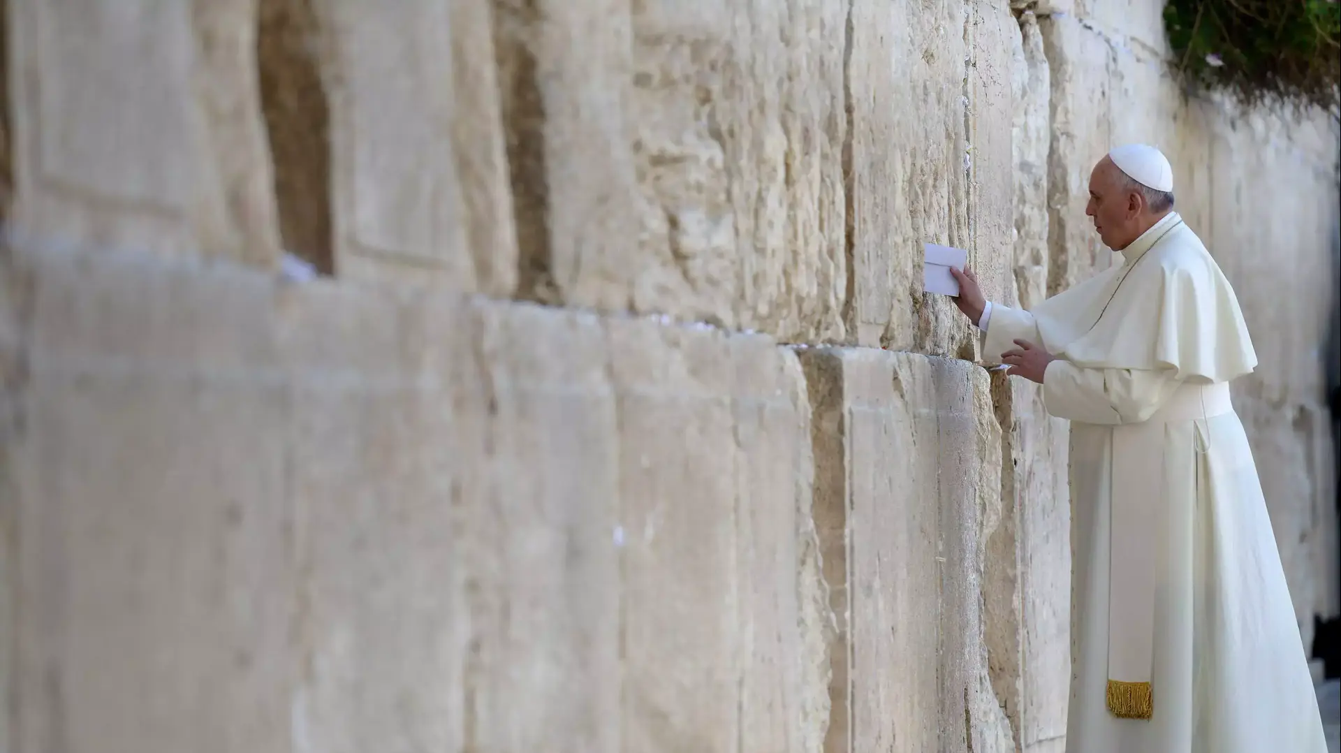 האפיפיור פרנציסקוס טמן פתק בכותל. מאי 2014 האפיפיור פרנציסקוס טמן פתק בכותל. מאי 2014