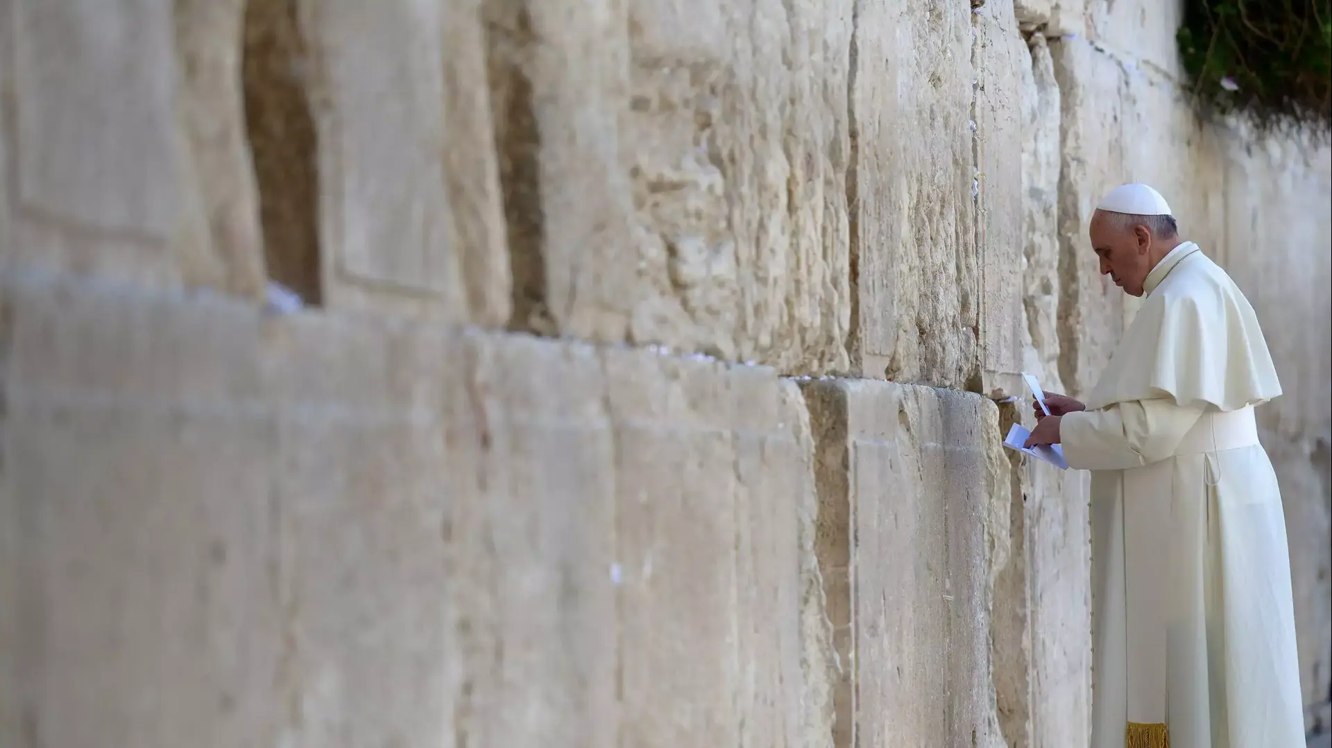 האפיפיור פרנציסקוס טמן פתק בכותל. מאי 2014 האפיפיור פרנציסקוס טמן פתק בכותל. מאי 2014