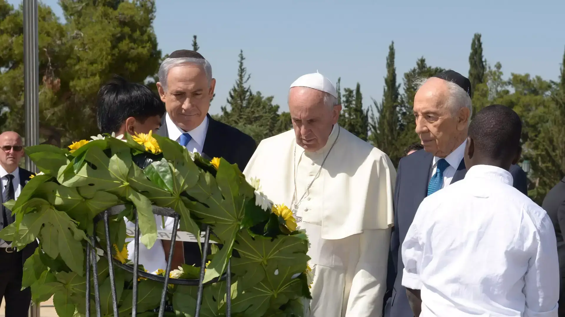 נשיא המדינה שמעון פרס מלווה את האפיפיור פרנציסקוס בהנחת זר על קברו של הרצל בהר הרצל. מאי 2014 נשיא המדינה שמעון פרס מלווה את האפיפיור פרנציסקוס בהנחת זר על קברו של הרצל בהר הרצל. מאי 2014
