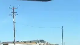  תיעוד: רכבת מתנגשת במשאית שנתקעה על הפסים