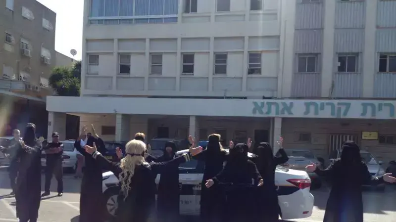 הפגנה בקריית אתא נגד החלטה לסגור את חדר הכושר בשבת, מאי 2014 הפגנה בקריית אתא נגד החלטה לסגור את חדר הכושר בשבת, מאי 2014