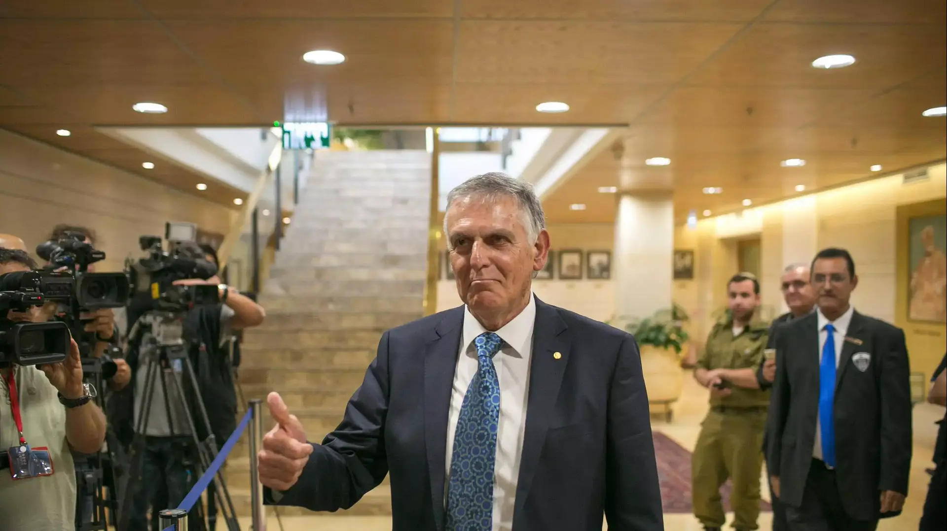 דן שכטמן במעמד הגשת טפסי המועמדות לנשיאות ליו"ר הכנסת, מאי 2014