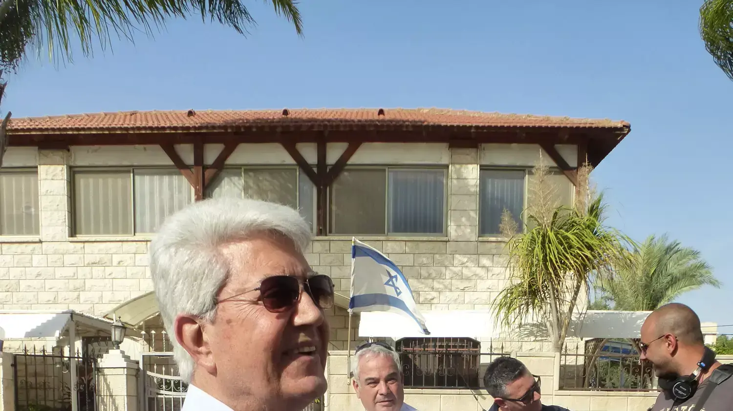 דוד לוי מחוץ לביתו בבית שאן מודיע כי לא ירוץ לנשיאות. מאי 2014 דוד לוי מחוץ לביתו בבית שאן מודיע כי לא ירוץ לנשיאות. מאי 2014